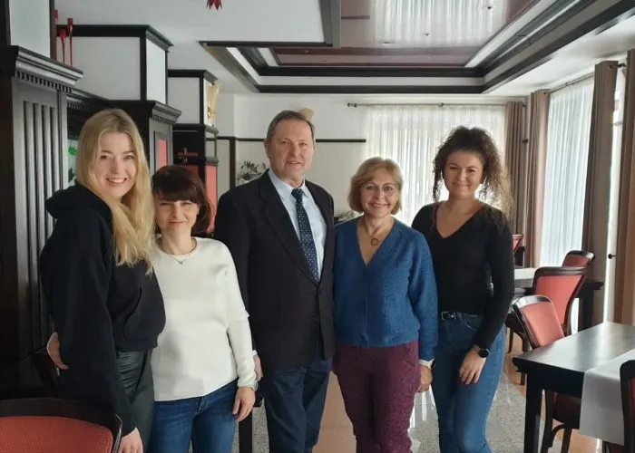 Uczestnicy szkolenia z metody Gravi Spine wraz z dr. Markiem Kluszczyńskim w ośrodku Troniny