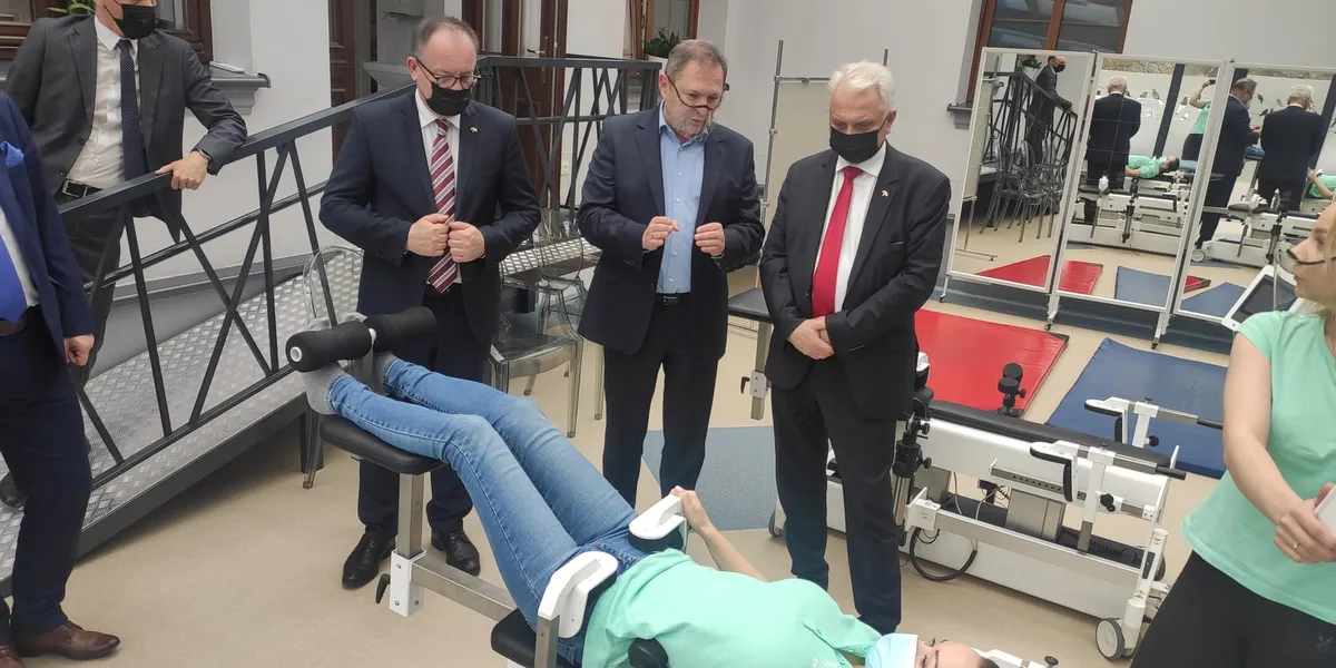 Wizyta wiceministra zdrowia Waldemara Kraski w ośrodku Troniny w Kłobucku